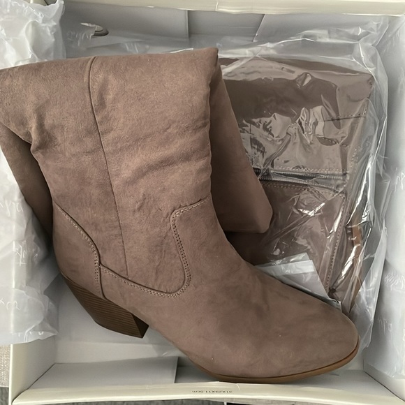 Women’s Boots- Taupe, Size 7 - Picture 2 of 8